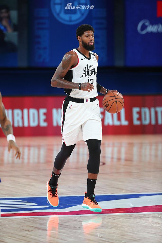 球员之间传 球员之间传