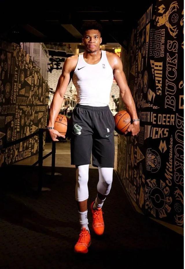 的三人出球 的三人出球